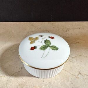 Wedgwood Wild Strawberry Mini 2.5" Round Trinket Box w/Lid
